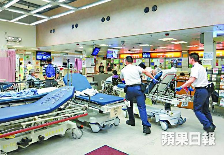 ■本港公營醫療體系資源不足,一直為人詬病。資料圖片 ■本港公營醫療體系資源不足,一直為人詬病。資料圖片