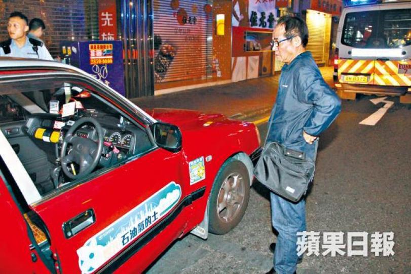 ■司機指的士車門被醉酒洋漢踢至凹陷。
■司機指的士車門被醉酒洋漢踢至凹陷。