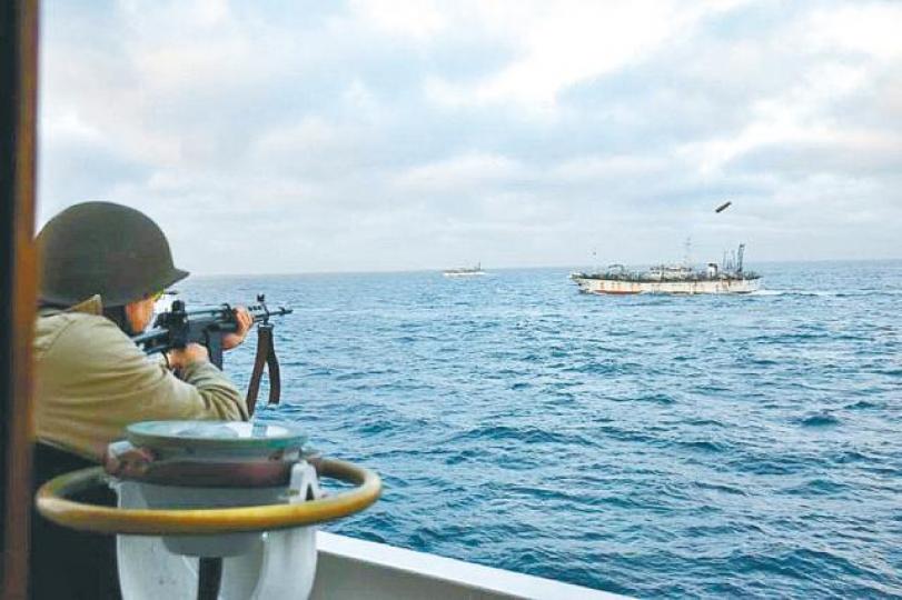 ■阿根廷海警向中國漁船射擊。美聯社 ■阿根廷海警向中國漁船射擊。美聯社