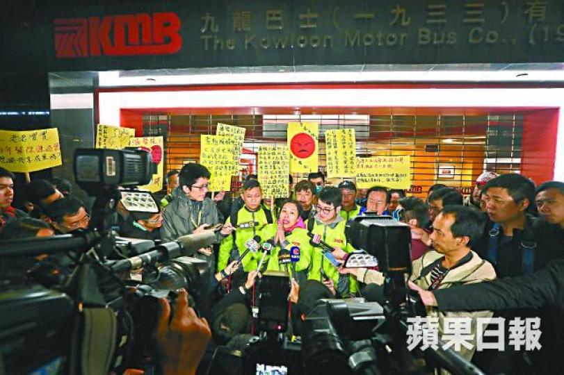 ■葉蔚琳昨深夜與資方會面兩小時後步出車廠見記者。謝榮耀攝 ■葉蔚琳昨深夜與資方會面兩小時後步出車廠見記者。謝榮耀攝