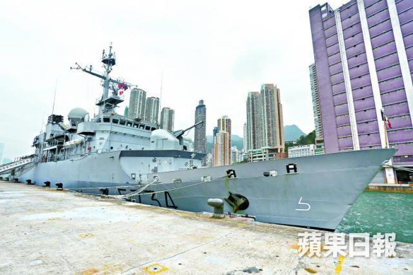 ■葡月號現時停泊於堅尼地城招商局碼頭。李錦鏵攝■市民可試坐艦長專用椅,一嘗做指揮滋味。 ■葡月號現時停泊於堅尼地城招商局碼頭。李錦鏵攝■市民可試坐艦長專用椅,一嘗做指揮滋味。