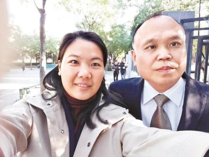 ■余文生與妻子許艷。美聯社 ■余文生與妻子許艷。美聯社