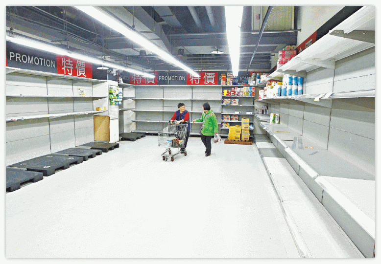 台北■由於台灣造紙業醞釀下月加價,家樂福天母店的廁紙被民眾搶購一空。台灣《蘋果日報》■有台灣民眾開平治房車買廁紙,前後座車廂放有兩大箱廁紙。 台北■由於台灣造紙業醞釀下月加價,家樂福天母店的廁紙被民眾搶購一空。台灣《蘋果日報》■有台灣民眾開平治房車買廁紙,前後座車廂放有兩大箱廁紙。