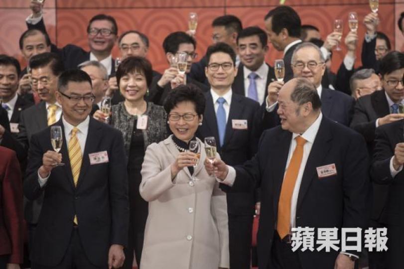 ■林鄭(前排中)出席酒會,話希望可以提升香港國際金融中心嘅地位。方家遠攝 ■林鄭(前排中)出席酒會,話希望可以提升香港國際金融中心嘅地位。方家遠攝