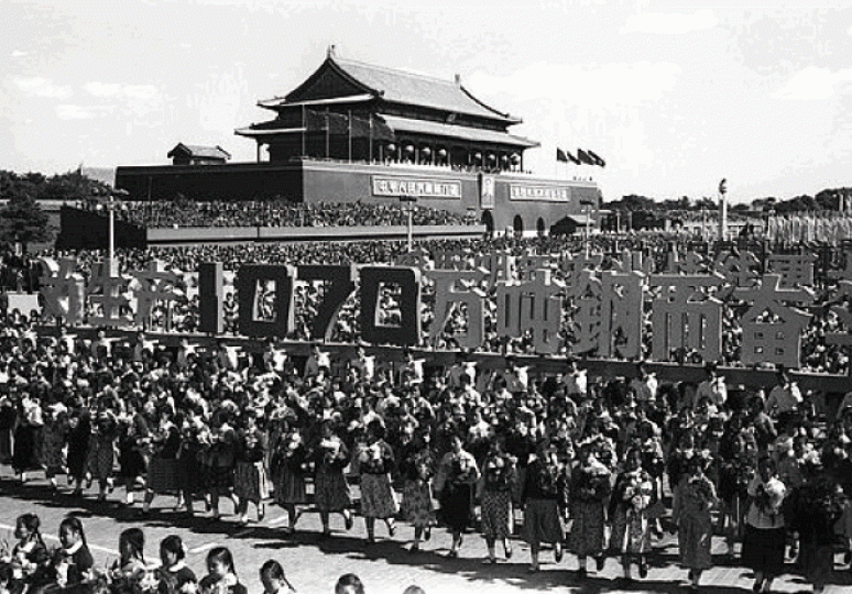 ■1958年大躍進,民眾抬着代表毛澤東心頭之好的鋼鐵產量指標牌〈為生產1070萬噸鋼鐵而奮鬥〉,經過天安門。 ■1958年大躍進,民眾抬着代表毛澤東心頭之好的鋼鐵產量指標牌〈為生產1070萬噸鋼鐵而奮鬥〉,經過天安門。