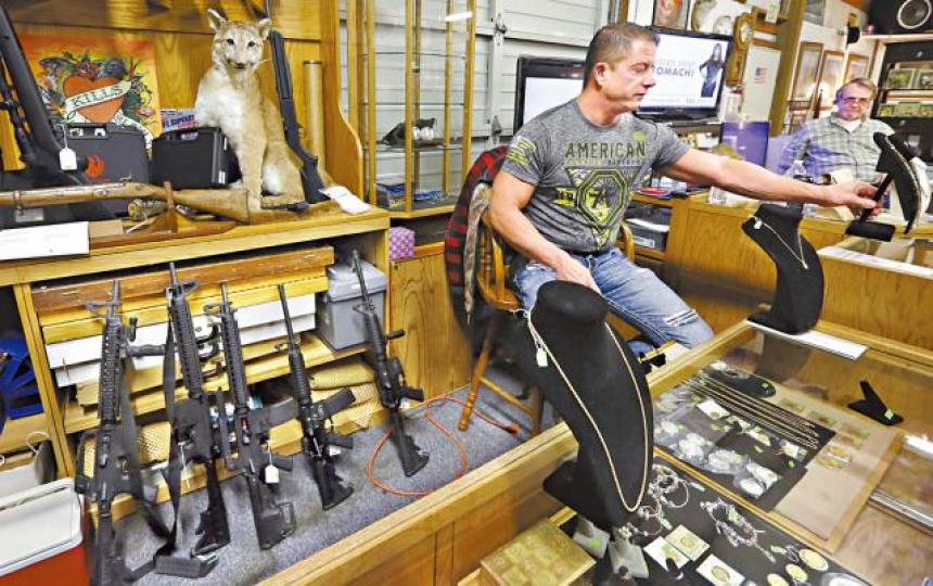 ■控槍派認為類似AR15半自動步槍根本應禁售,NRA卻連提高購買年齡下限也反對。美聯社 ■控槍派認為類似AR15半自動步槍根本應禁售,NRA卻連提高購買年齡下限也反對。美聯社