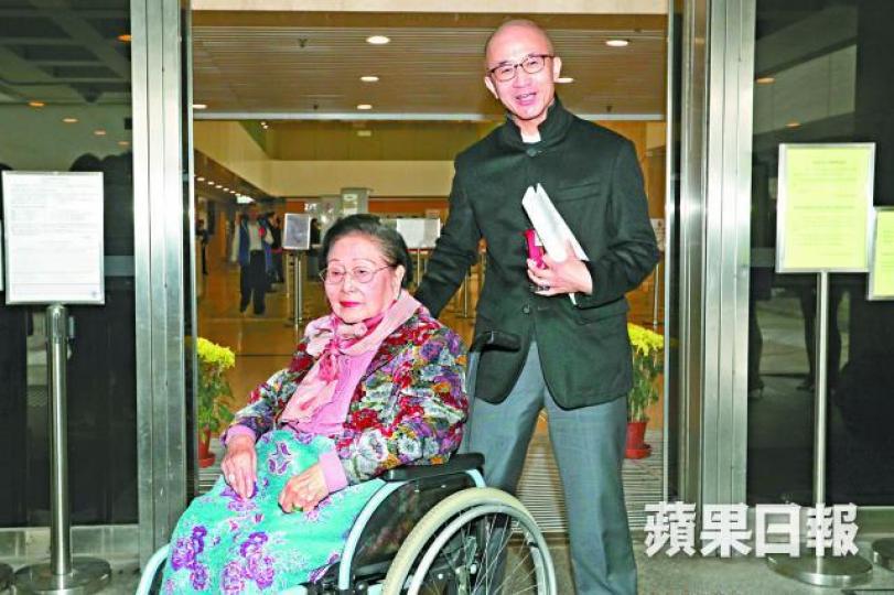 ■羅老太昨在六子羅啟瑞陪伴下現身法庭。張志華攝
■羅老太昨在六子羅啟瑞陪伴下現身法庭。張志華攝