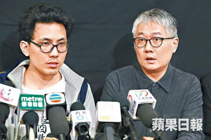 ■黃偉國（右）上月陪同反普學生陳樂行開記者會。