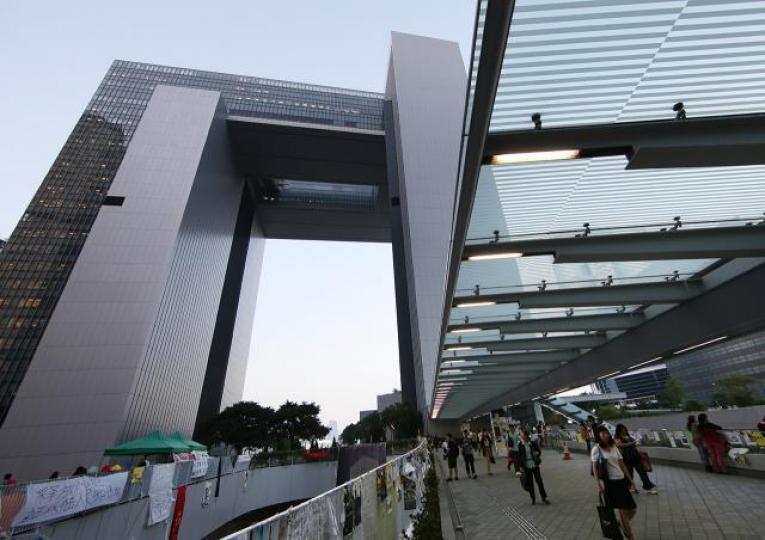 ■政府既然無力回應真正民生訴求,現兜兜地還富於民,反而係真正貫徹小政府大市場嘅做法。資料圖片 ■政府既然無力回應真正民生訴求,現兜兜地還富於民,反而係真正貫徹小政府大市場嘅做法。資料圖片