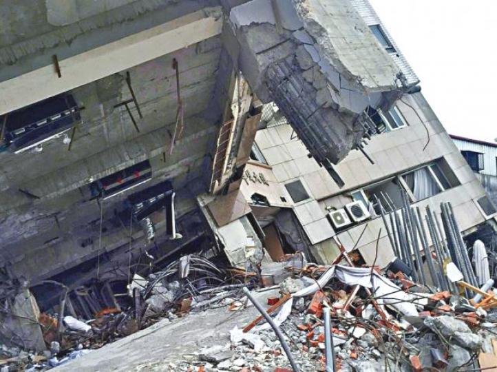■雲門翠堤大樓因承建商涉偷工減料,短短8秒被震至下陷。
■雲門翠堤大樓因承建商涉偷工減料,短短8秒被震至下陷。