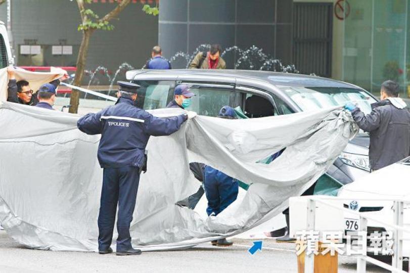 ■警員將男童屍體（箭嘴示）搬出車外，拉起帳篷檢驗。周鴻熙攝