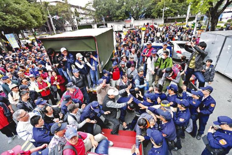 ■台灣反年金改革團體昨日企圖突襲立法院,與警方爆發衝突。台灣《蘋果日報》■退役上校繆德生攀爬立法院圍牆,其間失足墮下,地上的警察未能接着他,繆重傷送院。■抗議民眾將民進黨旗拆下並焚燒。 ■台灣反年金改革團體昨日企圖突襲立法院,與警方爆發衝突。台灣《蘋果日報》■退役上校繆德生攀爬立法院圍牆,其間失足墮下,地上的警察未能接着他,繆重傷送院。■抗議民眾將民進黨旗拆下並焚燒。
