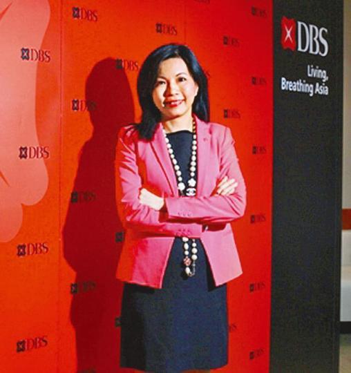 ■張志剛妻子朱伊蓮被指在屋苑平台大力踢狗。■疑似張志剛妻子年初一被拍到帶着貴婦狗出現在屋苑平台。讀者提供圖片大腳踢狗■讀者拍到的片段所見，女狗主用力踢向小狗腹部，令其凌空飛起。吊起拖行■狗主用力拉起胸帶拖行，小狗前腳離地。