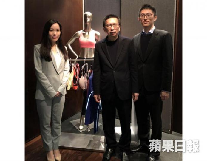 ■左起：維珍妮投資者關係總監區慧婷、主席兼首席執行官洪游奕、洪卓煒。