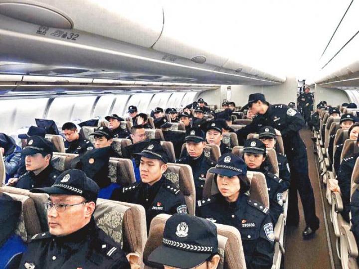 ■逾百中國警方押解電信詐騙犯回國。中央社
■逾百中國警方押解電信詐騙犯回國。中央社
