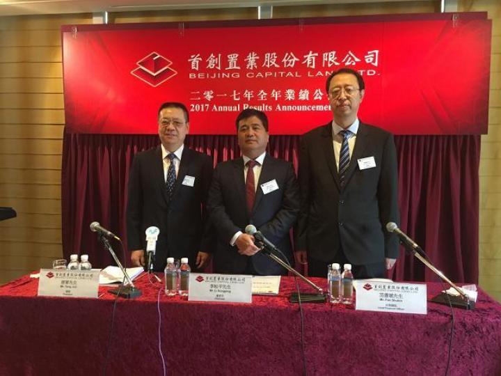 ■首創置業董事長李松平(中)昨表示,今年銷售目標定為750至800億人民幣。
■首創置業董事長李松平(中)昨表示,今年銷售目標定為750至800億人民幣。