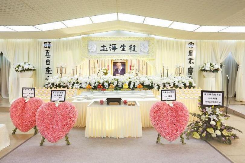 ■饒宗頤教授昨日設靈，靈堂貼有輓聯「宗風不磨意頤真自在心」。饒宗頤教授治喪委員會圖片饒宗頤教授■名伶白雪仙（左圖）及電盈主席李澤楷（右圖）等人到場送別饒公。王子俊攝■國家主席習近平等國家領導人致送花圈致哀。