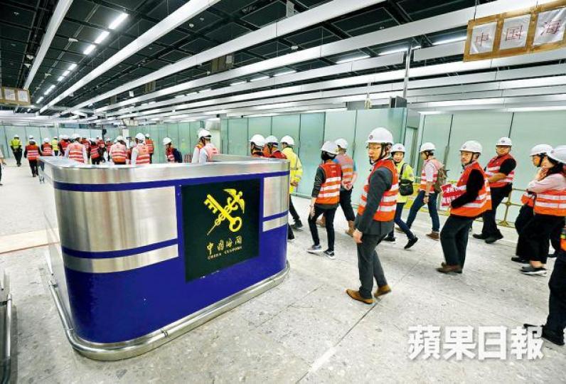 ■西九站內地口岸區的中國海關櫃枱已完成設置。 ■西九站內地口岸區的中國海關櫃枱已完成設置。