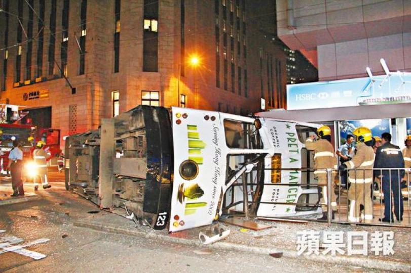 ■去年4月，由被告盧志亮駕駛的電車於中環出軌翻側。資料圖片