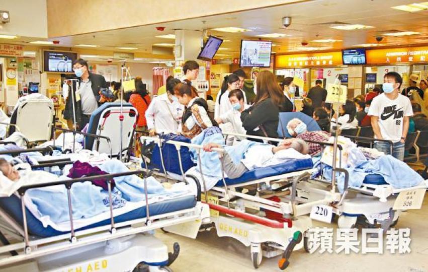 ■公立醫院醫護短缺，急症室常逼滿求診者。
