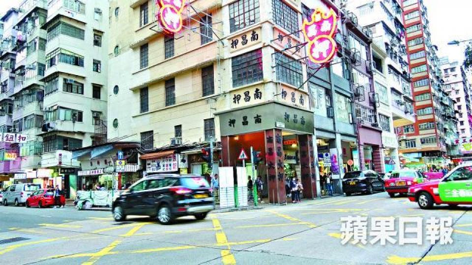 ■涉事易拉架擺放路邊近一年，被街坊指遮擋途人及司機視線。
