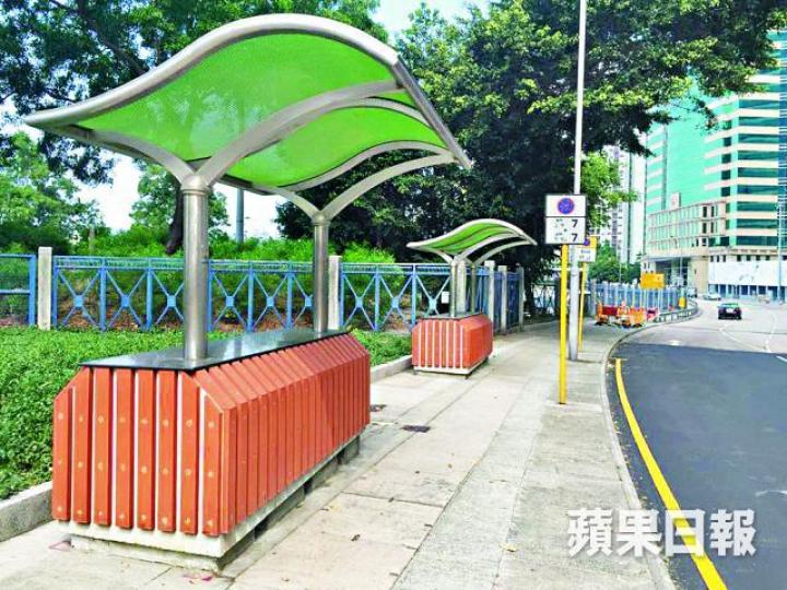 ■各區曾濫用撥款興建「小白象」,鰂魚涌曾出現「不能避雨亭」。
■各區曾濫用撥款興建「小白象」,鰂魚涌曾出現「不能避雨亭」。