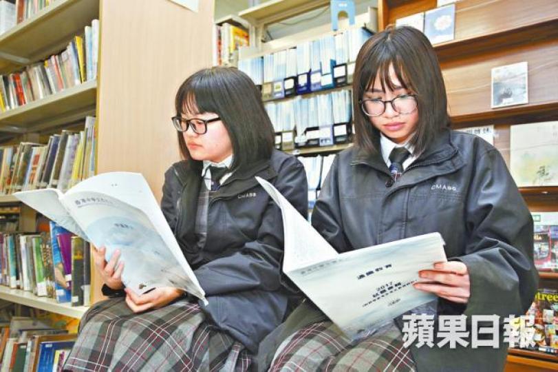 ■中五生馬曉瑩(左)和中四生鍾芷珊(右)認為免考試費可減輕基層家庭負擔。李潤芳攝
■中五生馬曉瑩(左)和中四生鍾芷珊(右)認為免考試費可減輕基層家庭負擔。李潤芳攝