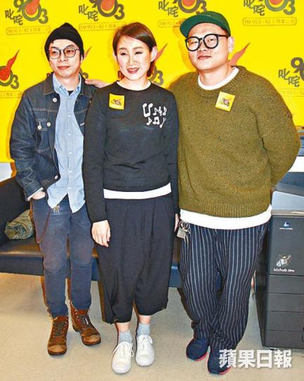 ■（右起）白只、王菀之及楊偉倫昨日為舞台劇到商台宣傳。
