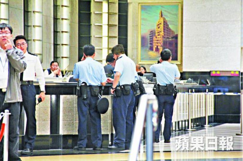 ■中環東亞銀行總行櫃位屬開放式設計。
