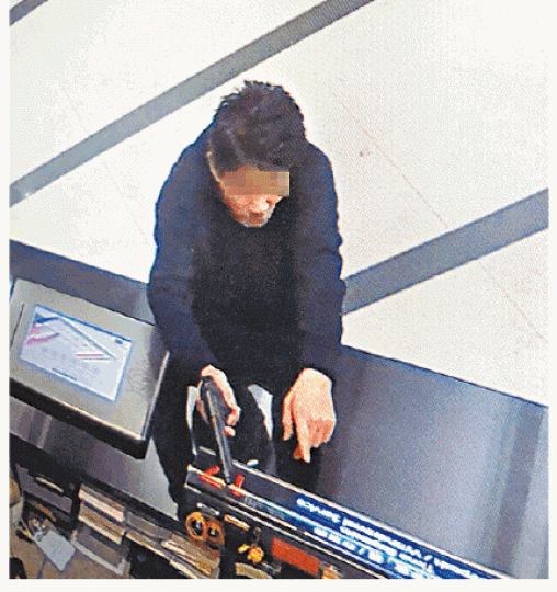 ■姓杜男子前日涉持玩具槍打劫中環東亞銀行總行。■1987年曾向賊人遞煙的司機已升任站長。 ■姓杜男子前日涉持玩具槍打劫中環東亞銀行總行。■1987年曾向賊人遞煙的司機已升任站長。