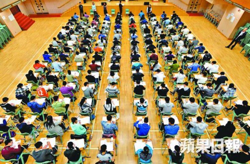 ■財政預算案提出為明年文憑試全體考生代繳考試費。 ■財政預算案提出為明年文憑試全體考生代繳考試費。