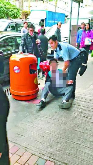 ■15歲男生日前被誣告盜竊,遭警員制服按地。資料圖片 ■15歲男生日前被誣告盜竊,遭警員制服按地。資料圖片