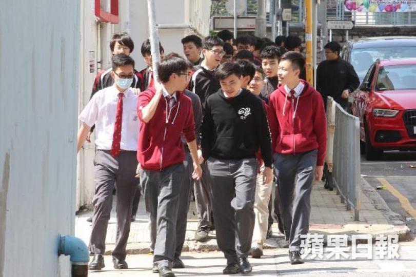 ■財政預算案提出代繳明年文憑試考試費,引起網民熱議。 ■財政預算案提出代繳明年文憑試考試費,引起網民熱議。