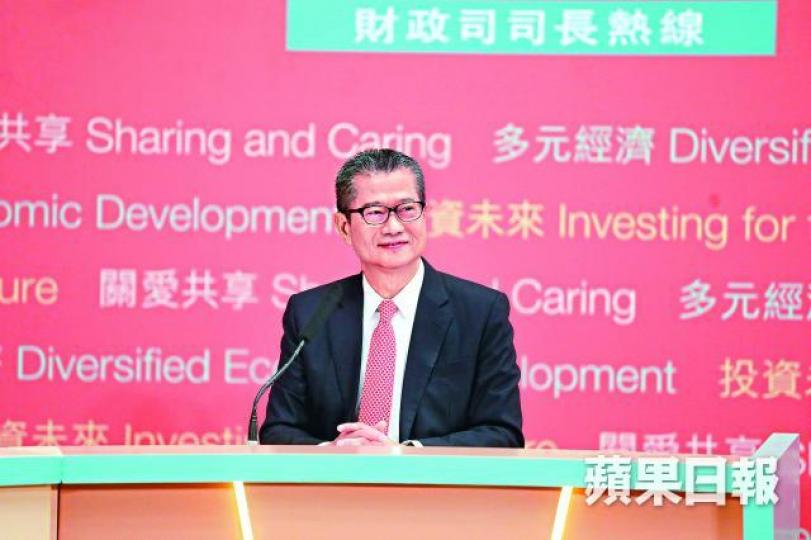 ■陳茂波昨出席電台節目解釋預算案,不少市民致電批評不派錢或派糖偏幫中產。朱永倫攝 ■陳茂波昨出席電台節目解釋預算案,不少市民致電批評不派錢或派糖偏幫中產。朱永倫攝