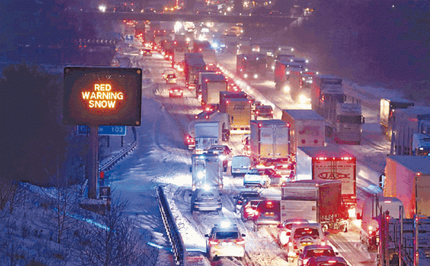 ■英國英格蘭和蘇格蘭昨日發出紅色暴雪警告。■高空俯瞰圖顯示匈牙利佩奇湖表面幾乎完全結冰。美聯社 ■英國英格蘭和蘇格蘭昨日發出紅色暴雪警告。■高空俯瞰圖顯示匈牙利佩奇湖表面幾乎完全結冰。美聯社