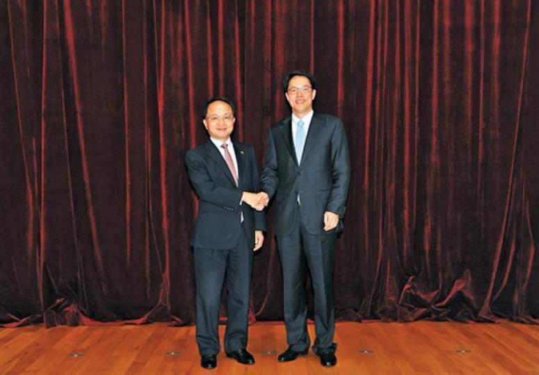 ■如國台辦及港澳辦合併消息真確,港澳辦主任張曉明(右)去向將添上疑團;圖為王志民接任中聯辦主任與張曉明合照。■傳國務院港澳事務辦公室將與中共中央台辦職能合併。 ■如國台辦及港澳辦合併消息真確,港澳辦主任張曉明(右)去向將添上疑團;圖為王志民接任中聯辦主任與張曉明合照。■傳國務院港澳事務辦公室將與中共中央台辦職能合併。