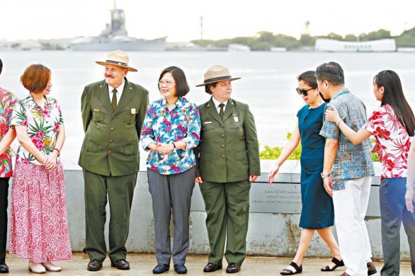 ■《台灣旅行法》生效前,台灣總統只能以「過境」名義停留美國及進行非正式訪問,圖為總統蔡英文去年外訪時過境夏威夷。資料圖片■美國共和黨參議員魯比奧提出旅行法草案。資料圖片 ■《台灣旅行法》生效前,台灣總統只能以「過境」名義停留美國及進行非正式訪問,圖為總統蔡英文去年外訪時過境夏威夷。資料圖片■美國共和黨參議員魯比奧提出旅行法草案。資料圖片