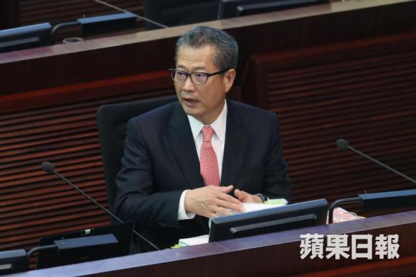 ■陳茂波昨到立法會財委會會議簡介預算案,遭跨黨派議員均炮轟預算案盈餘分配不均。 ■陳茂波昨到立法會財委會會議簡介預算案,遭跨黨派議員均炮轟預算案盈餘分配不均。