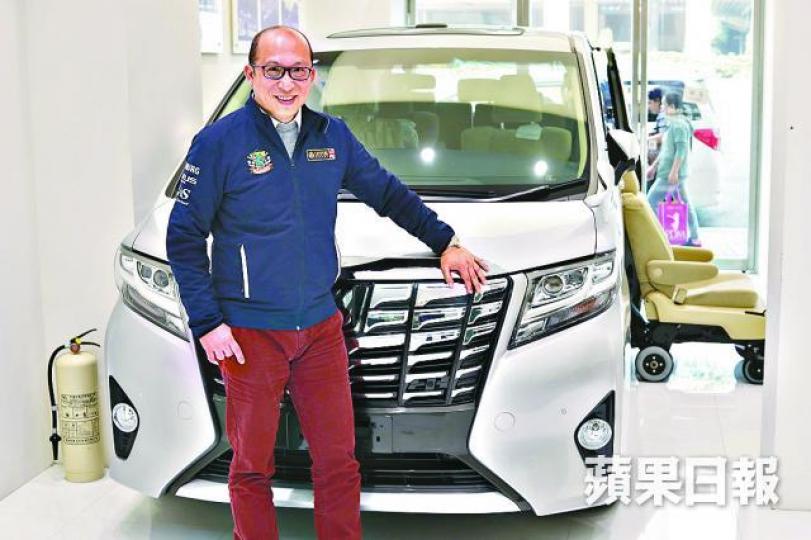 ■車行老闆黃毅力指25萬元稅務優惠未能吸引車主轉駕電動車。黃文邦攝 ■車行老闆黃毅力指25萬元稅務優惠未能吸引車主轉駕電動車。黃文邦攝