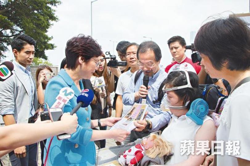 ■周佩珊去年夏天憑僅餘可活動的兩根手指頭,花4個月寫成過百頁計劃書,10月坐着輪椅到特首辦外請願,盼引入新藥。 ■周佩珊去年夏天憑僅餘可活動的兩根手指頭,花4個月寫成過百頁計劃書,10月坐着輪椅到特首辦外請願,盼引入新藥。