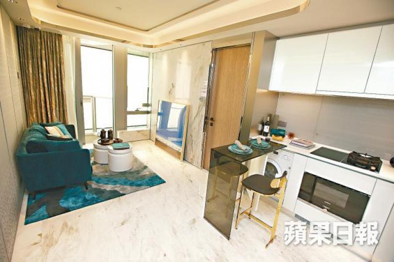 【一房戶】■3B座38樓E室為藍本的示範單位,採開放式廚房設計。晉平安攝【三房戶】■3B座38樓A室的示範單位,原則為三房套房,現改為兩房套房間隔。譚德潤攝■日出康城新盤Malibu折實平均呎價14,347元。 【一房戶】■3B座38樓E室為藍本的示範單位,採開放式廚房設計。晉平安攝【三房戶】■3B座38樓A室的示範單位,原則為三房套房,現改為兩房套房間隔。譚德潤攝■日出康城新盤Malibu折實平均呎價14,347元。