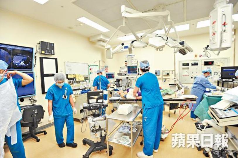■自願醫保料明年4月推出,政府消息指手術賠償額不算低。 ■自願醫保料明年4月推出,政府消息指手術賠償額不算低。