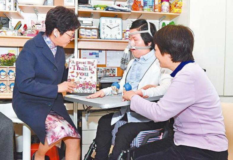 ■林鄭月娥(左)昨探望佩珊,同時宣佈引入治療SMA新藥。政府新聞處圖片 ■林鄭月娥(左)昨探望佩珊,同時宣佈引入治療SMA新藥。政府新聞處圖片