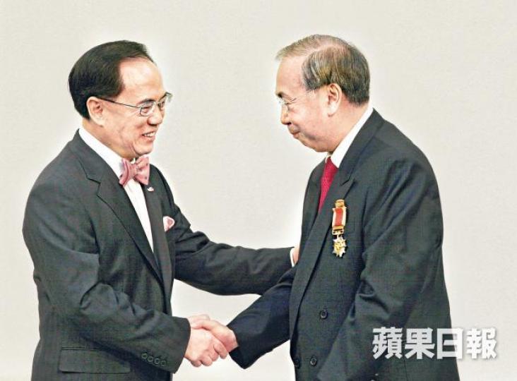 ■許仕仁亦於同年獲時任特首曾蔭權親手頒授大紫荊勳章。■郭炳江於2007年獲頒銀紫荊星章。 ■許仕仁亦於同年獲時任特首曾蔭權親手頒授大紫荊勳章。■郭炳江於2007年獲頒銀紫荊星章。