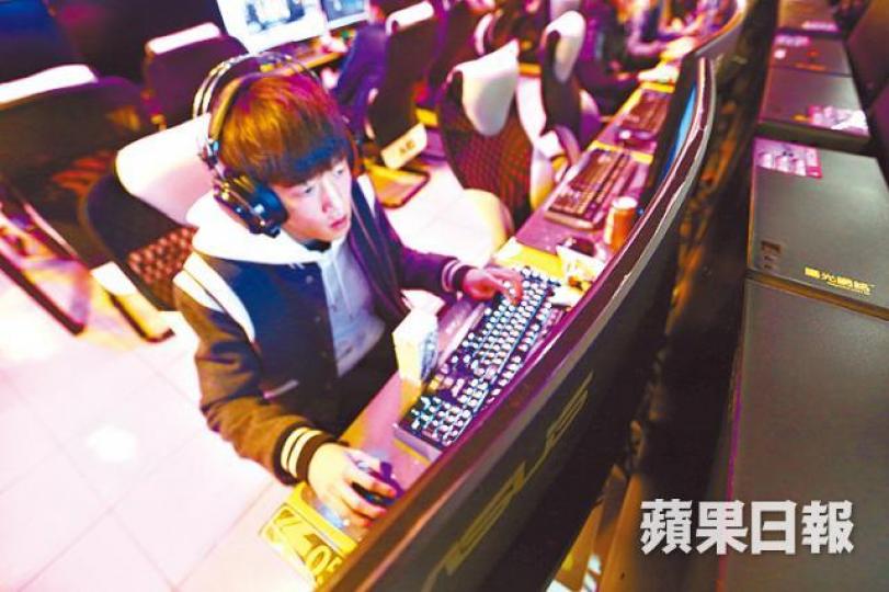 ■電競基本設備配有曲面螢幕、機械鍵盤、耳機及滑鼠等。
■電競基本設備配有曲面螢幕、機械鍵盤、耳機及滑鼠等。