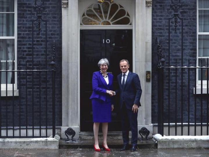 ■英國首相文翠珊（左）前日在首相府迎接歐洲理事會主席圖斯克（右）到訪。