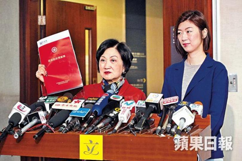 ■葉劉淑儀（左）及容海恩（右）倡政府向部份市民派錢。