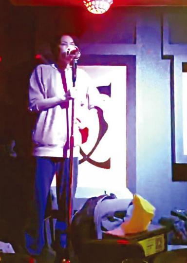 ■王菲用咪stand唱K，盡展樂壇天后風範。互聯網圖片王菲　資料圖片■霆鋒望着女友王菲唱歌，全程開心勁笑。互聯網圖片■Eason（左）不停撞霆鋒，示意他跟王菲合唱。互聯網圖片■徐濠縈日前公開和梁朝偉夫婦的合照，表示假期開始。資料圖片