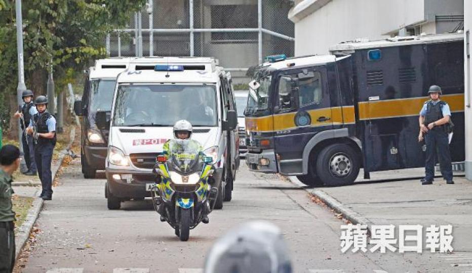 ■搶劫案被告文子星昨乘「鐵甲威龍」囚車在警方車隊押送下出庭，有警員持槍戒備。張志華攝被告文子星■被告文子星（箭嘴示）申請保釋遭拒，被押回荔枝角收押所。馬泉崇攝■九龍城裁判法院外有多名警員荷槍實彈站崗。許頌明攝