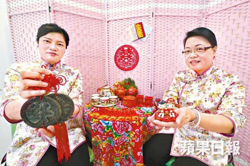 ■冰姐(左)及萍姐兩年前失業轉投大妗姐工作,一做便愛上。王子俊攝 ■冰姐(左)及萍姐兩年前失業轉投大妗姐工作,一做便愛上。王子俊攝